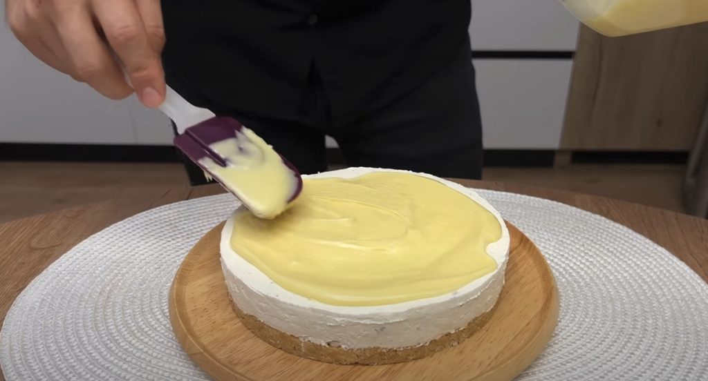 Κέικ μπισκότων χωρίς ψήσιμο με κρέμα cheesecake-μπανάνα και γλάσο λευκής σοκολάτας: Ένα επιδόρπιο για κάθε περίσταση!